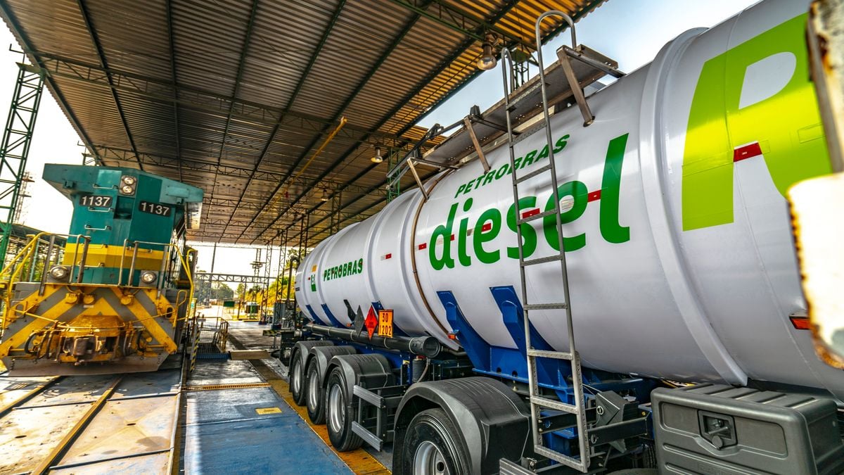 Locomotiva da Vale sendo abastecida com diesel renovável em Vitória