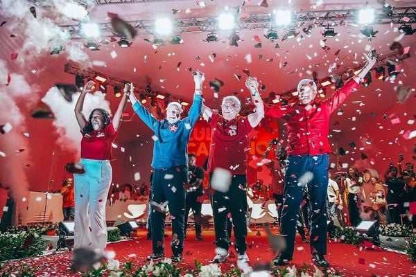 Lula faz campanha em Camaçari (BA) para candidato Luiz Caetano (PT)