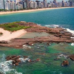 Leonardo Souza, de 30 anos, submergiu durante o trajeto e foi encontrado após cerca de 10 minutos de buscas pelos guarda-vidas