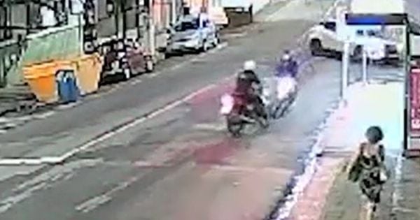 Colisão ocorreu no Centro da cidade, que fica no Sul do Espírito Santo; casal que estava em uma das motocicletas teve ferimentos leves