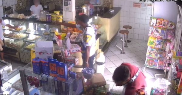 Assaltantes levaram dinheiro, celulares e diversas mercadorias do estabelecimento; câmera de segurança gravou o momento do crime