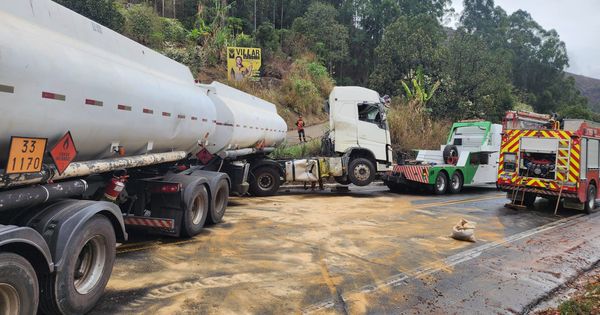 Veículo ficou atravessado na pista e bloqueou totalmente a rodovia por quase duas horas na manhã deste domingo (20); via já foi totalmente liberada