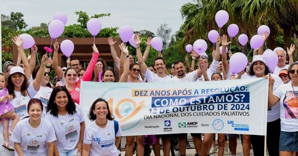 Dezenas de pessoas se reuniram na Praia de Camburi, neste domingo (20), em ação para destacar o auxílio a pacientes que enfrentam alguma situação ou doença que limita a vida