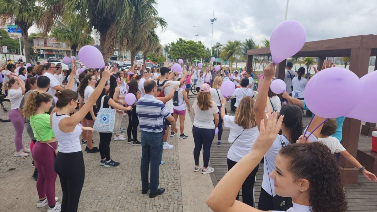 Aquecimento para a I Caminhada sobre cuidados paliativos, na Praia de Camburi por Fernando Madeira