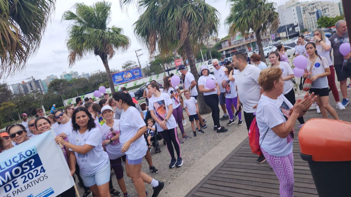 Aquecimento para a I Caminhada sobre cuidados paliativos, na Praia de Camburi por Fernando Madeira
