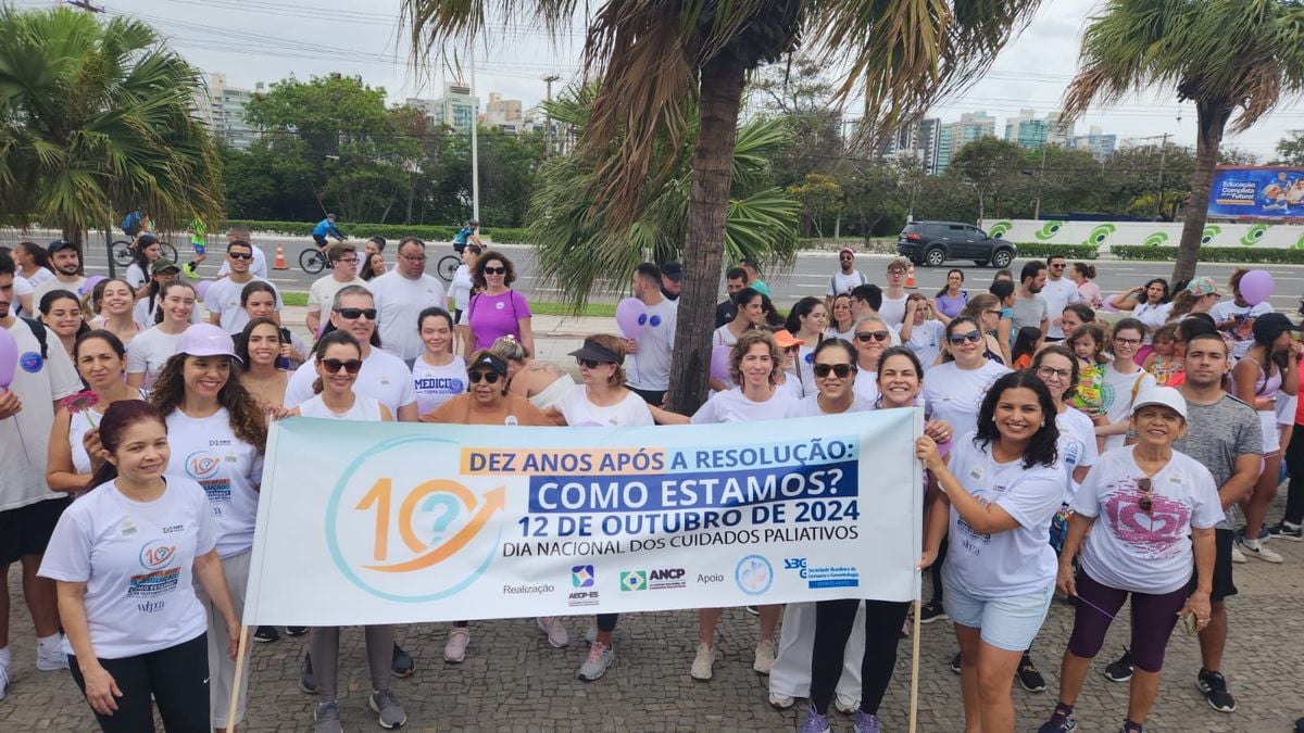 Aquecimento para a I Caminhada sobre cuidados paliativos, na Praia de Camburi por Fernando Madeira