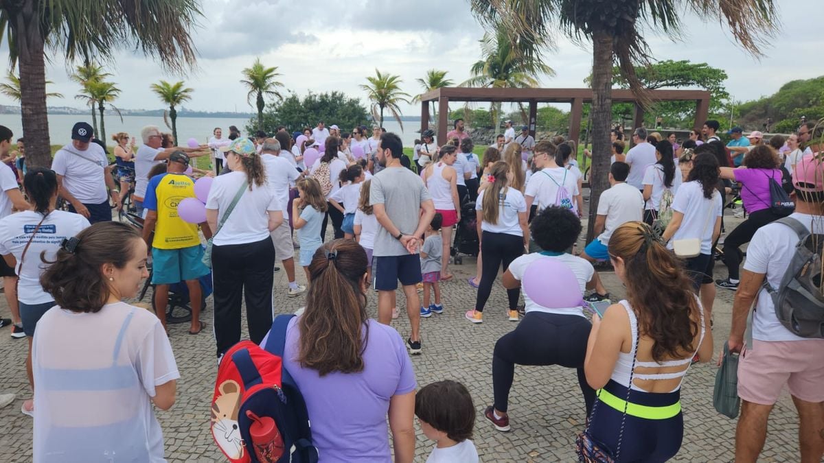 Aquecimento para a I Caminhada sobre cuidados paliativos, na Praia de Camburi por Fernando Madeira