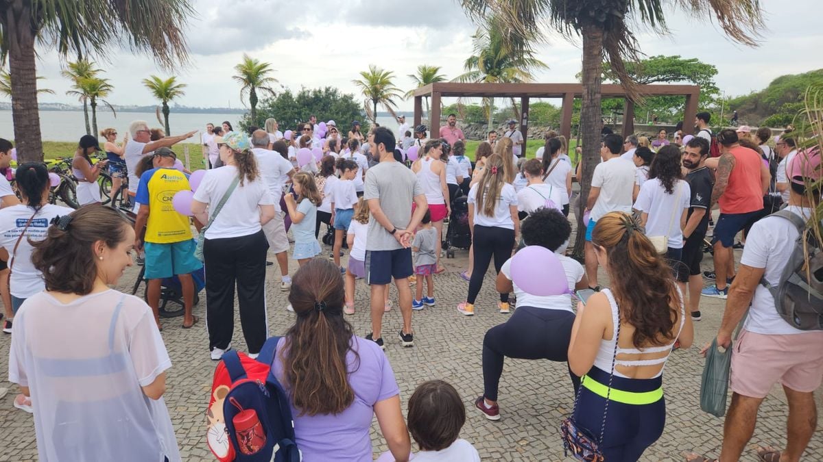 Aquecimento para a I Caminhada sobre cuidados paliativos, na Praia de Camburi por Fernando Madeira