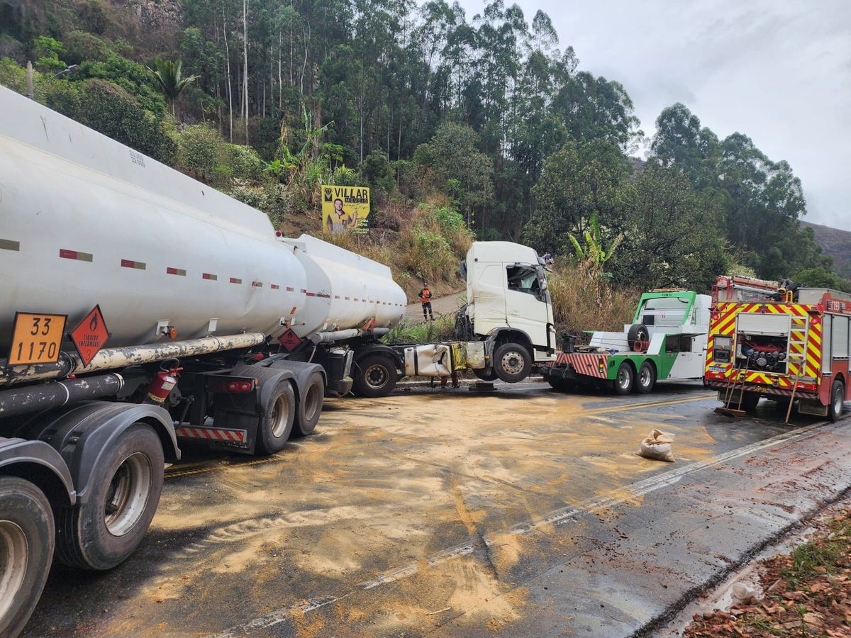 Foi necessário limpar a pista e remover a carreta na BR 262, em Venda Nova do Imigrante