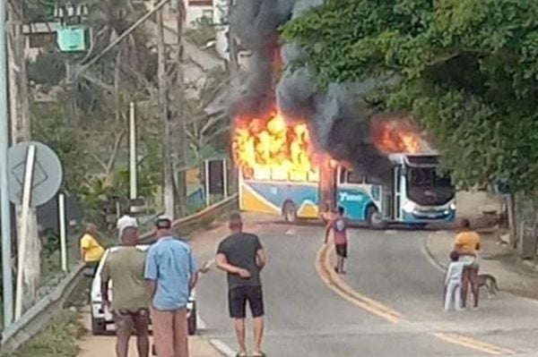 Ônibus é incendiado em Graúna, Itapemirim, após morte de jovem em confronto com a Polícia Militar