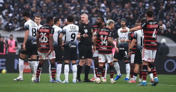 Com autoridade, ele expulsou corretamente (com cartão vermelho direto) o atacante Bruno Henrique, e acertou ao não marcar pênalti para o Rubro-Negro em lance de bola na mão