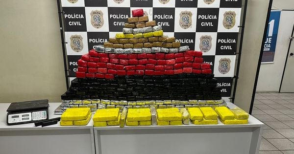 240 quilos de maconha, 26 quilos de crack e 150 quilos de substâncias para preparo de cocaína, munições e até uma granada apreendidos durante uma operação em Serra Dourada II, na Serra