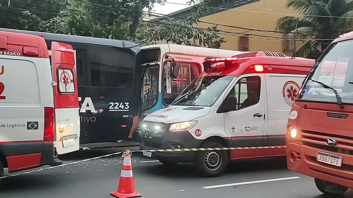 Acidente entre ônibus em Vitória