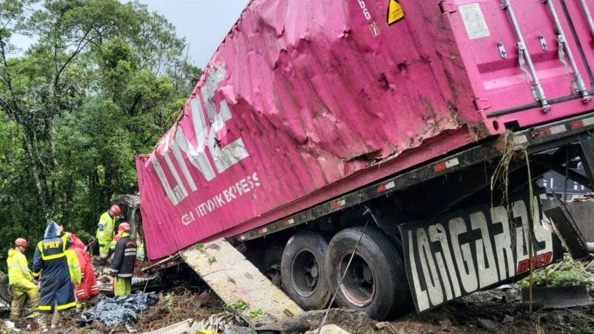 Bombeiros e PRF atuam no acidente em Guaratuba; caminhão foi destombado na manhã desta segunda-feira (21)