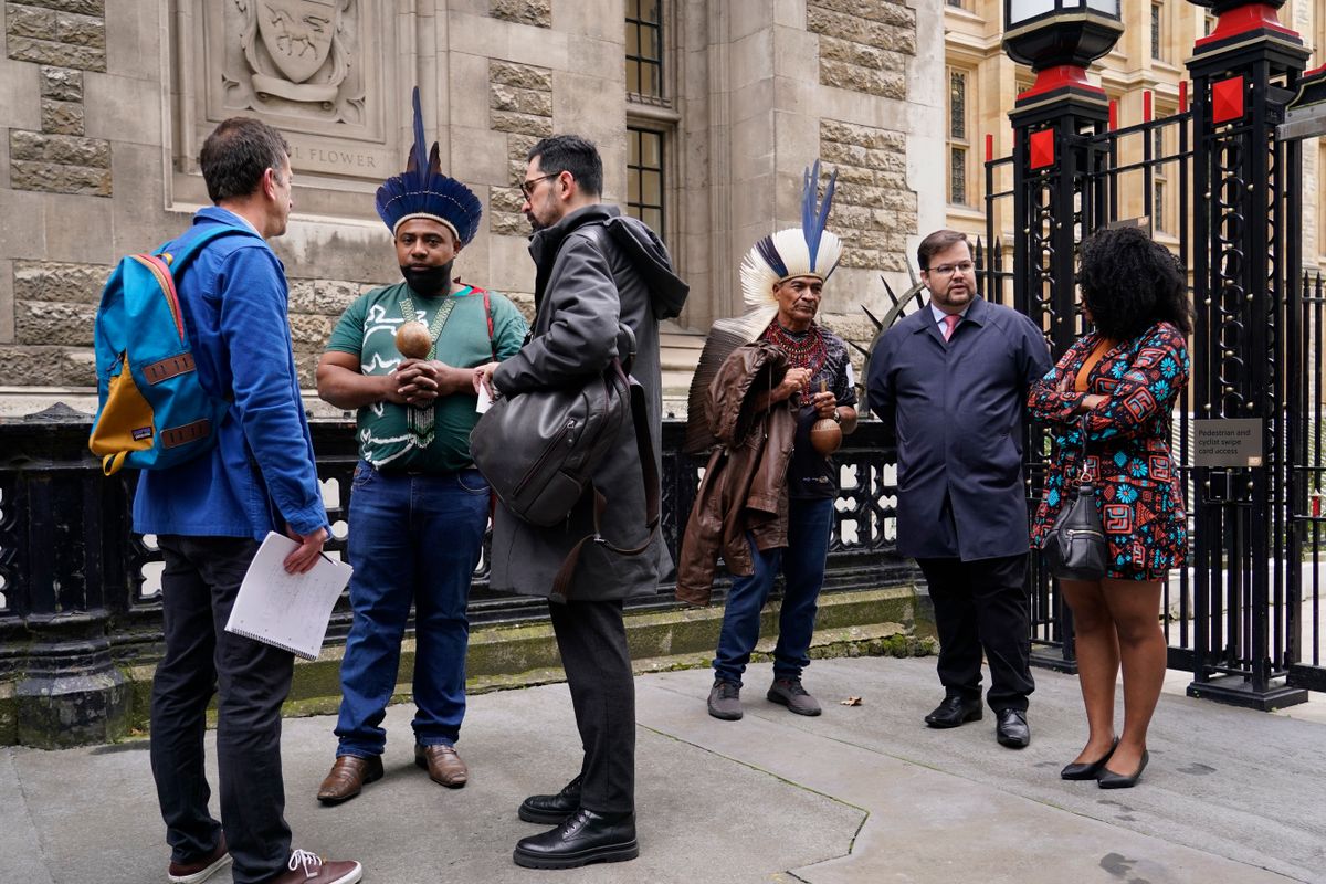 Manifestantes do lado de fora do Royal Courts of Justice, em Londres, enquanto advogados que representam brasileiros entram com uma ação judicial multibilionária contra o BHP Group após o rompimento da barragem de Mariana (MG). 