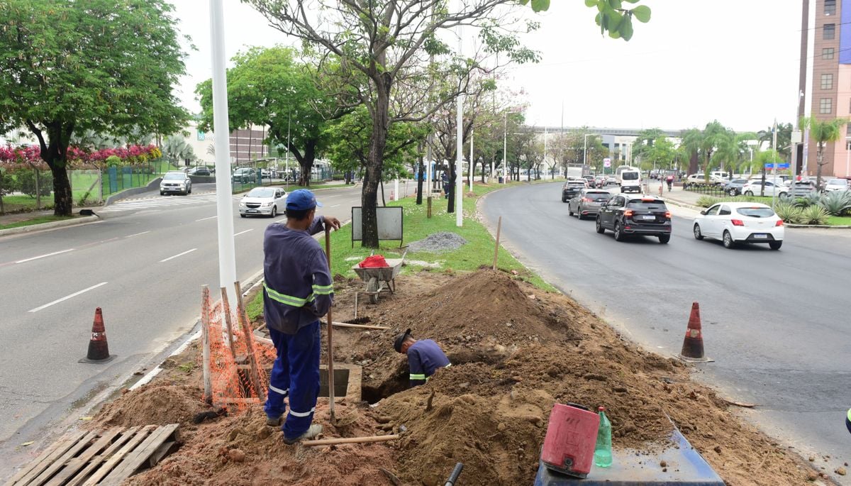 Obras no canteiro central da Avenida Américo Buaiz, Vitória por Ricardo Medeiros