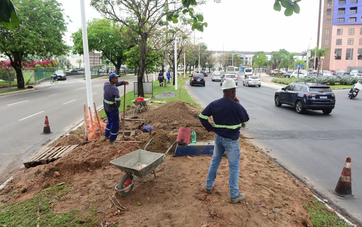 Obras no canteiro central da Avenida Américo Buaiz, Vitória por Ricardo Medeiros