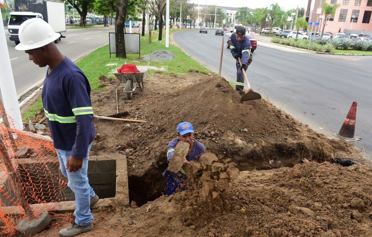 Obras no canteiro central da Avenida Américo Buaiz, Vitória por Ricardo Medeiros