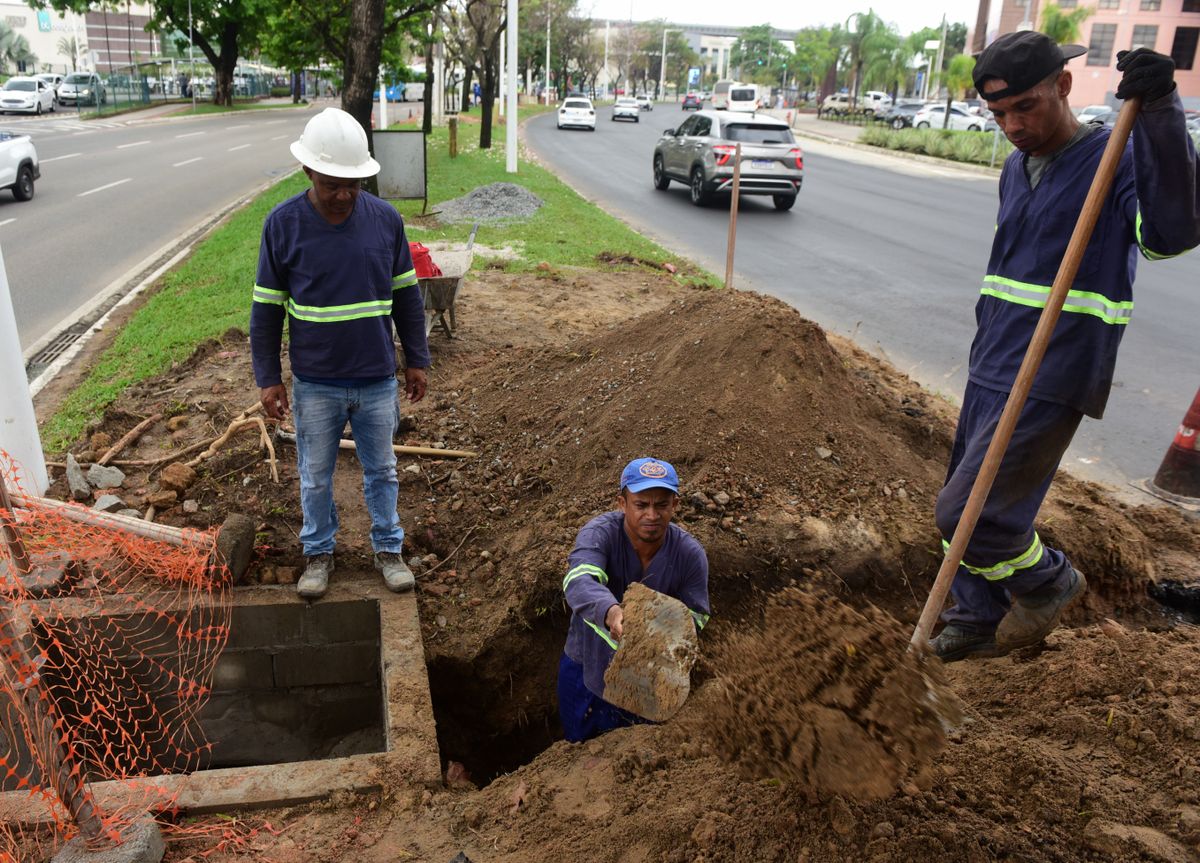 Obras no canteiro central da Avenida Américo Buaiz, Vitória por Ricardo Medeiros