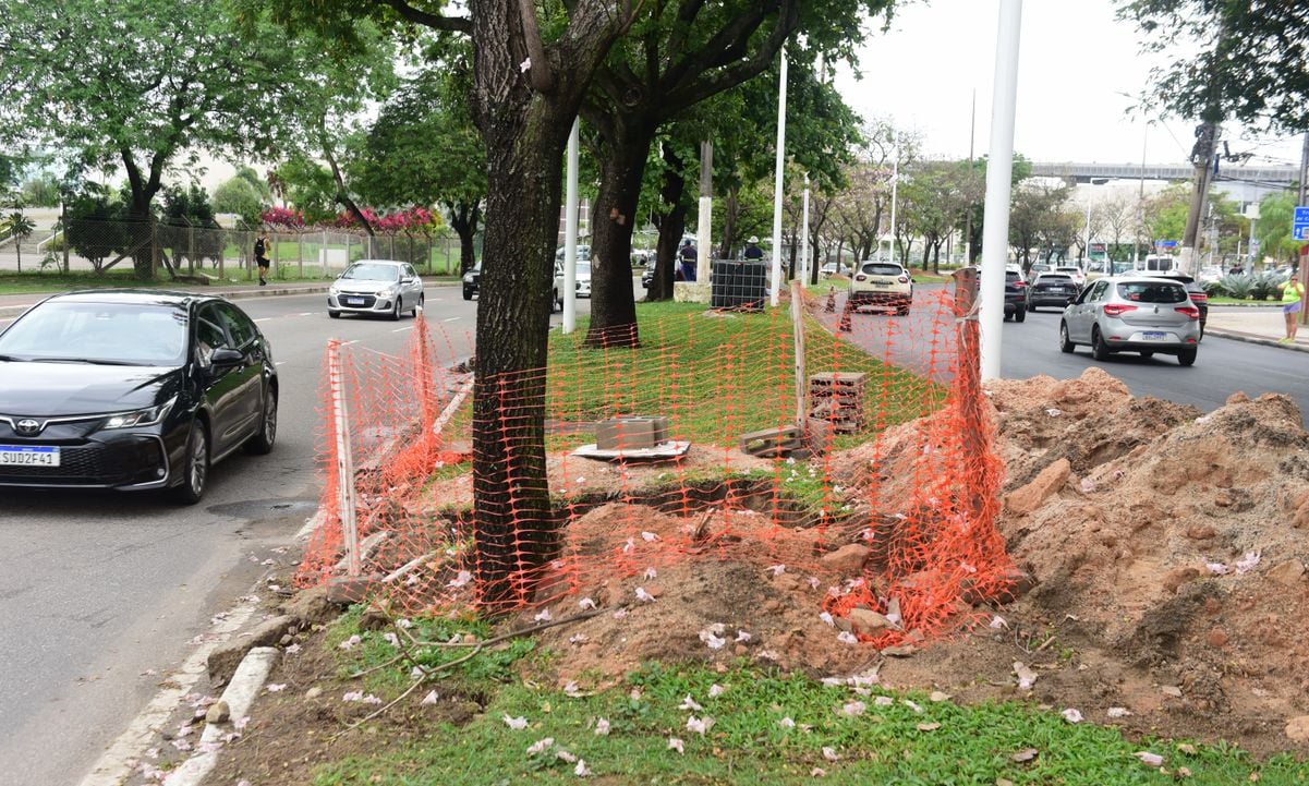 Obras no canteiro central da Avenida Américo Buaiz, Vitória por Ricardo Medeiros
