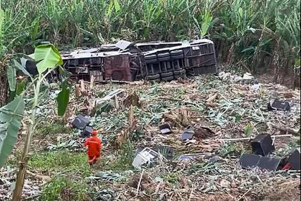 Trio elétrico tombado em ribanceira da rodovia PE-089, neste domingo (20), em Machados (PE)