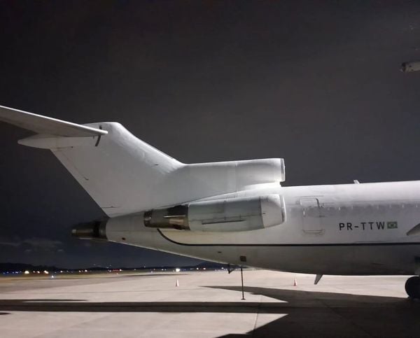 Em Florianópolis, para onde foi levado após decolar de Vitória, o TTW teve a pintura clássica da empresa removida da fuselagem