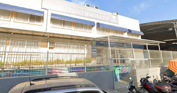 A adolescente de 17 anos teve cerca de 48% do corpo queimado com uma espécie de pira olímpica e segue internada; professora que a protegeu também está hospitalizada