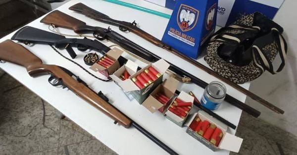 Segundo a PM, foram encontradas na residência do casal quatro armas e 142 munições de diferentes calibres