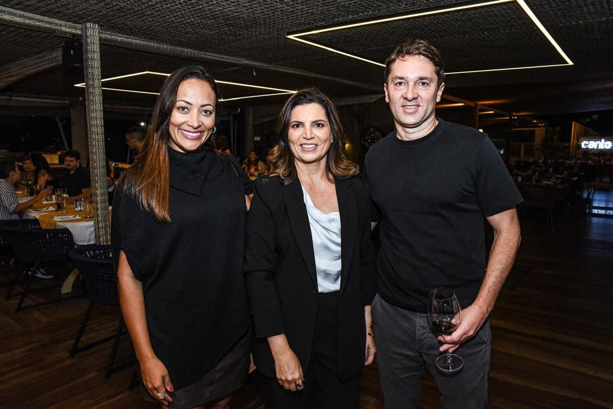 A organizadora da Restaurant Week no Espírito Santo, Érica Semião, entre Fabíola de Paula e Mário Bonella: no jantar de lançamento da 22ª edição do festival