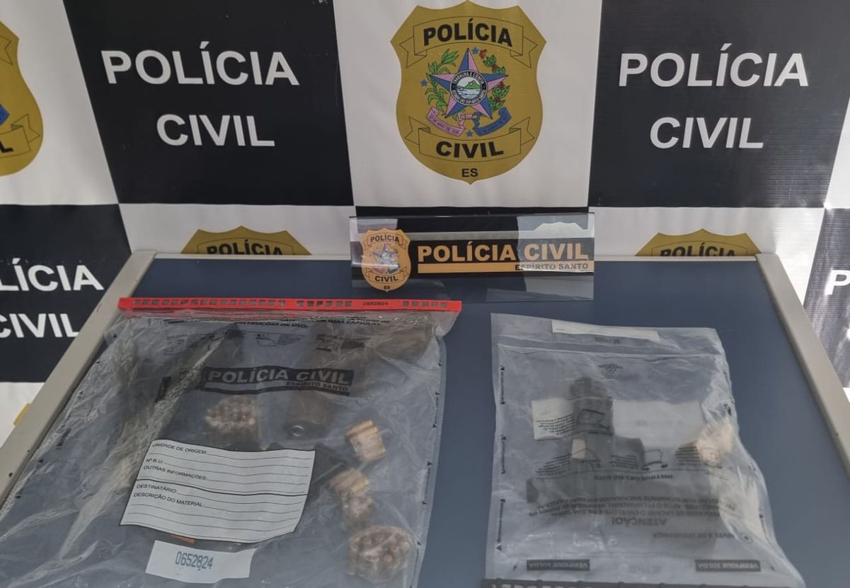 Droga e arma apreendidos pela polícia durante operação