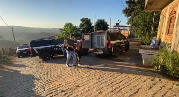 Captura de tela de vídeo divulgado pela polícia da operação