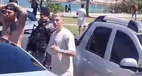 Varela, do Flamengo, é visto perto de torcedores do Peñarol em local de confusão no Rio de Janeiro