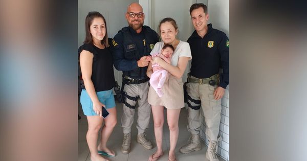 A mãe da pequena Aurora, Janaína Parud, de 32 anos, disse que fez manobras em casa, mas não teve efeito e por isso se dirigiram até a sede da Polícia Rodoviária Federal