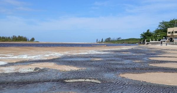 Resíduos foram encontradas na areia da praia de Barra Nova; material foi coletado e levado para análise