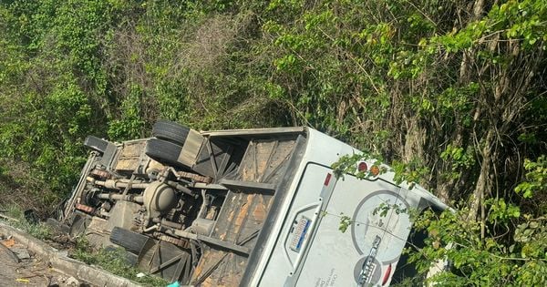 PRF afirma que carro tentou ultrapassar um dos ônibus e, durante a manobra, colidiu de frente com o outro; depois os dois coletivos bateram