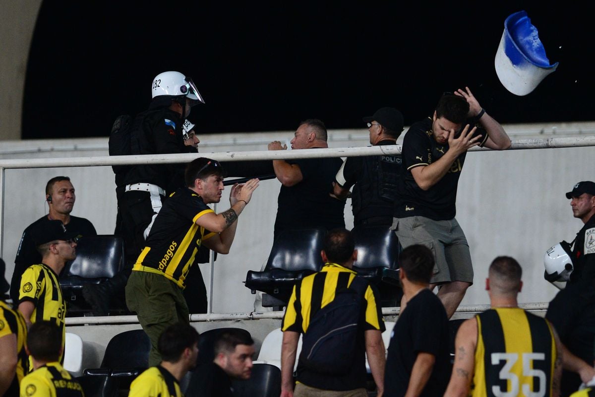 Além da confusão horas antes do jogo, a torcida do Penãrol danificou cadeiras no estádio Nilton Santos