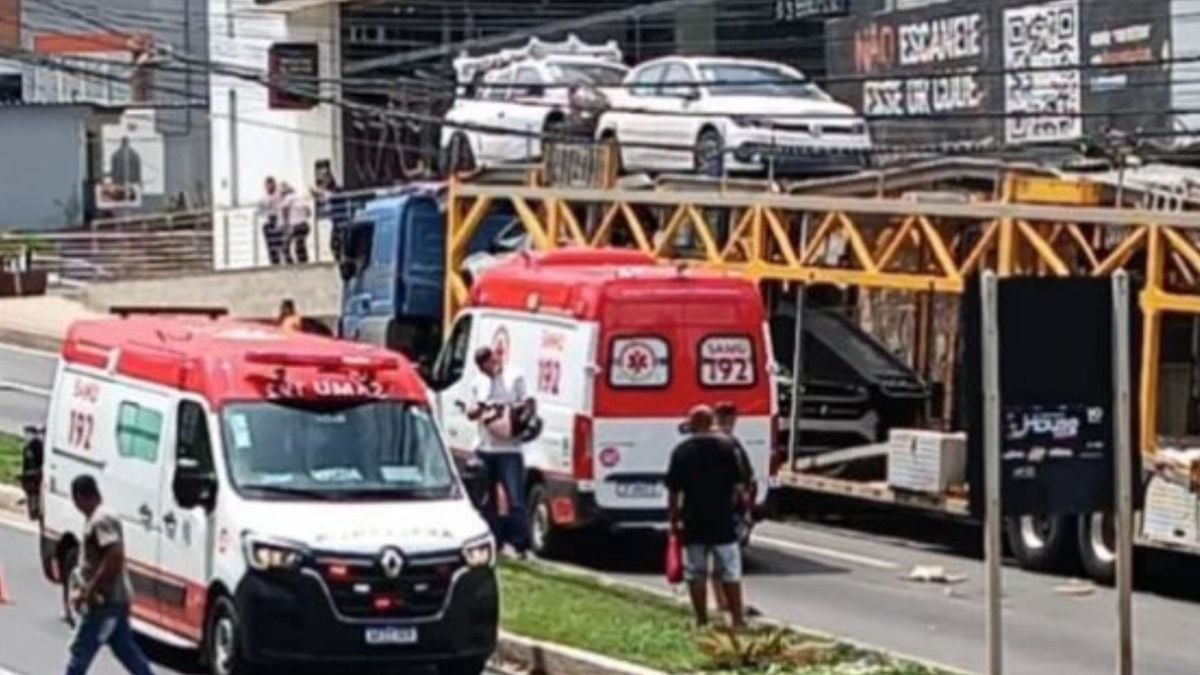 Pai e filha ficam feridos em grave acidente entre moto e carreta em Cachoeiro