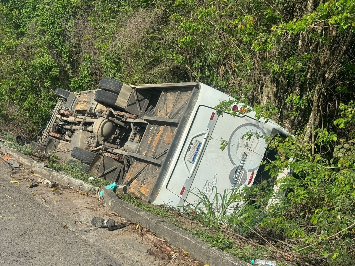 Veículo permanece tombado às margens da BR 101 na manhã desta quinta