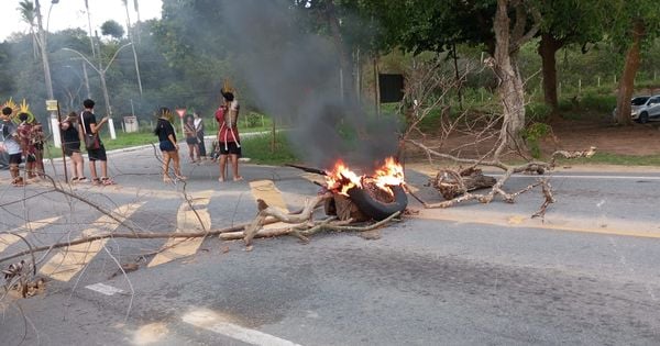 Pelo menos três pontos de estradas estaduais estão interditados desde as primeiras horas da manhã desta sexta-feira (25) devido a uma manifestação de indígenas