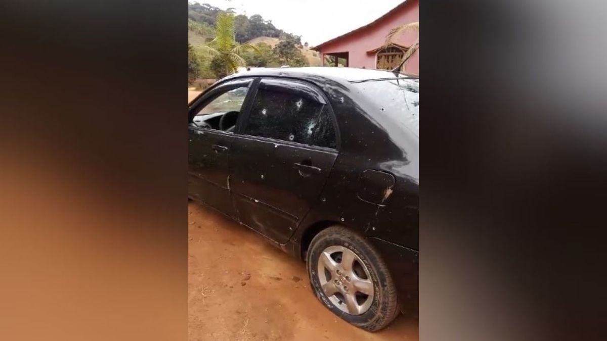 Carro com marcas de tiros que foi encontrado pela polícia