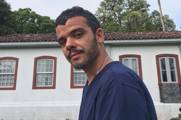 João Rebello, ex-ator mirim da Globo, é morto a tiros dentro de carro em Porto Seguro, na Bahia. 