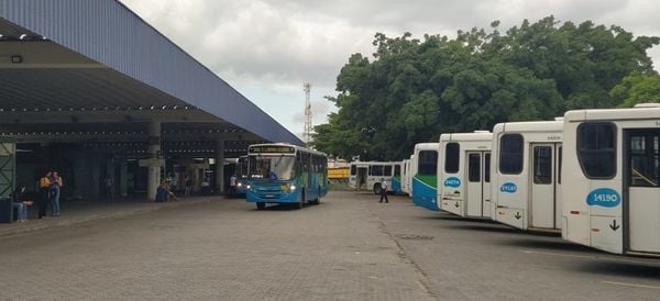 Ônibus do Sistema Transcol no Terminal de Laranjeiras, na Serra