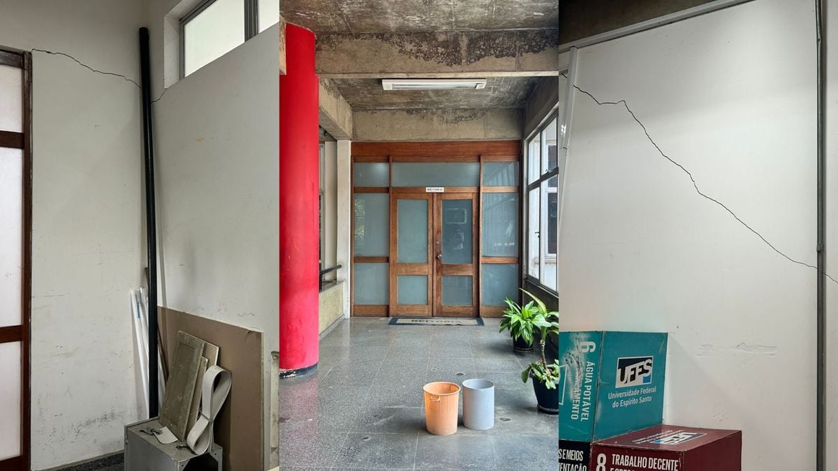 Prédio da Reitoria da Ufes, no campus de Goiabeiras, sofre com rachaduras, entulhos e goteiras