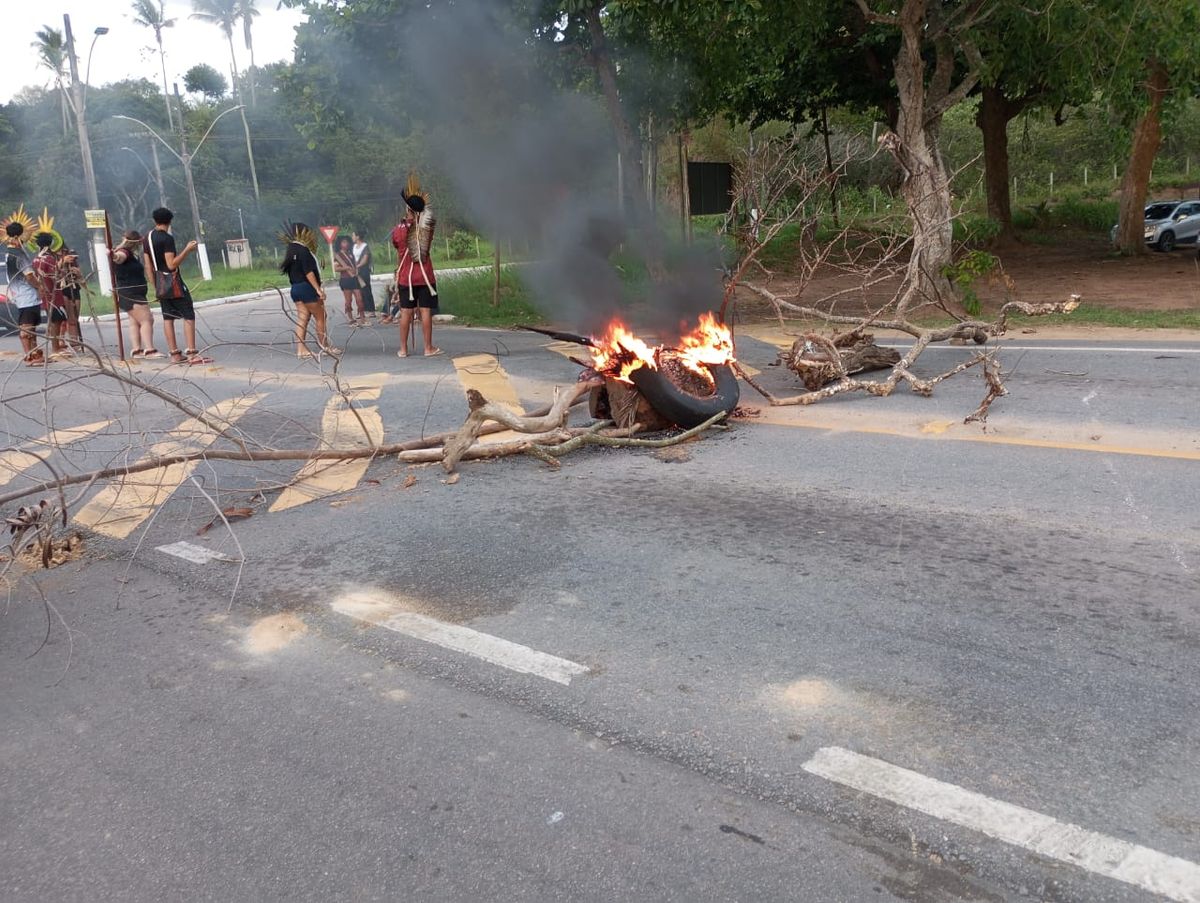 Um dos trechos fechados pelos manifestantes, em Aracruz