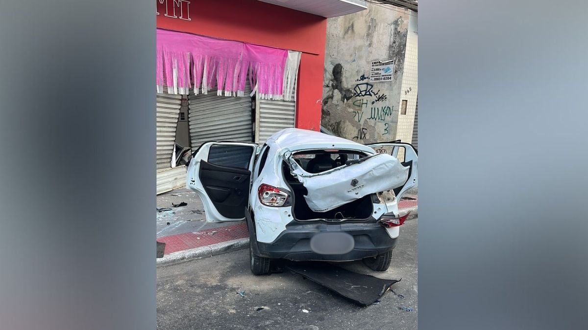 Carro bateu na porta da loja que fica na avenid