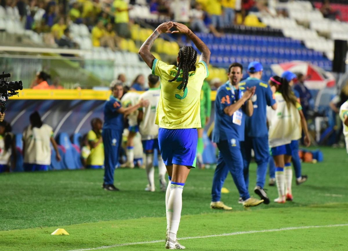 A imagens de Brasil e Colômbia no empate no Kleber Andrade por Carlos Alberto Silva