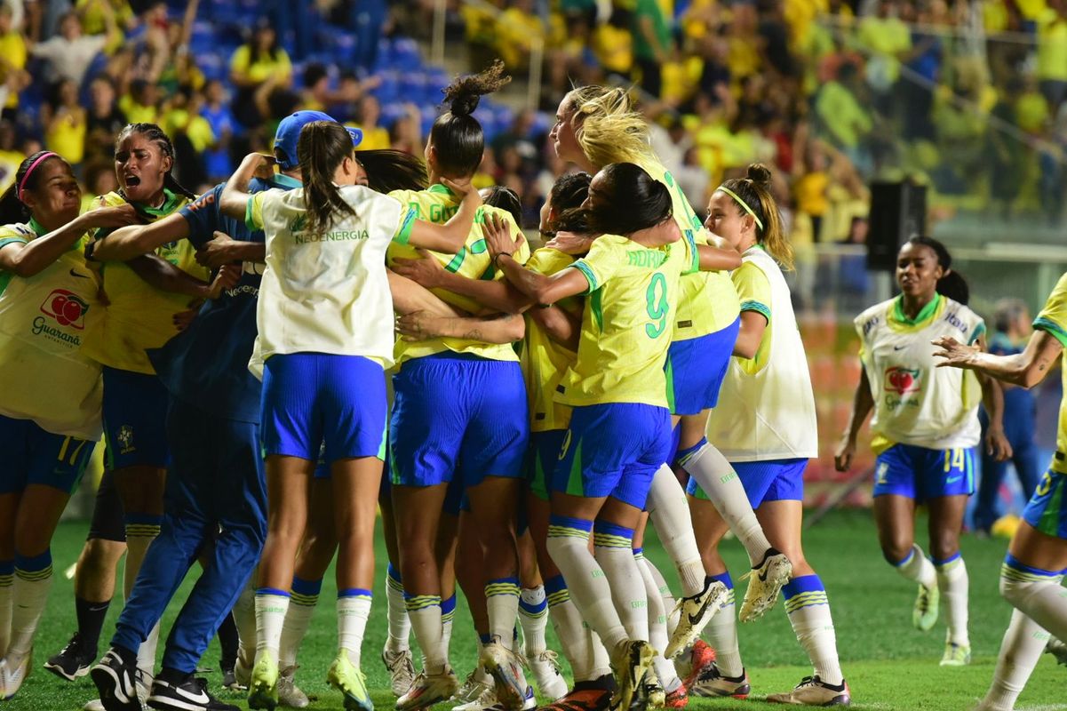 A imagens de Brasil e Colômbia no empate no Kleber Andrade por Carlos Alberto Silva