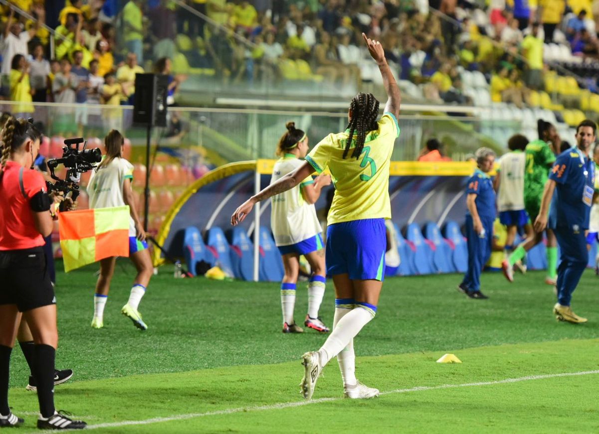 A imagens de Brasil e Colômbia no empate no Kleber Andrade por Carlos Alberto Silva