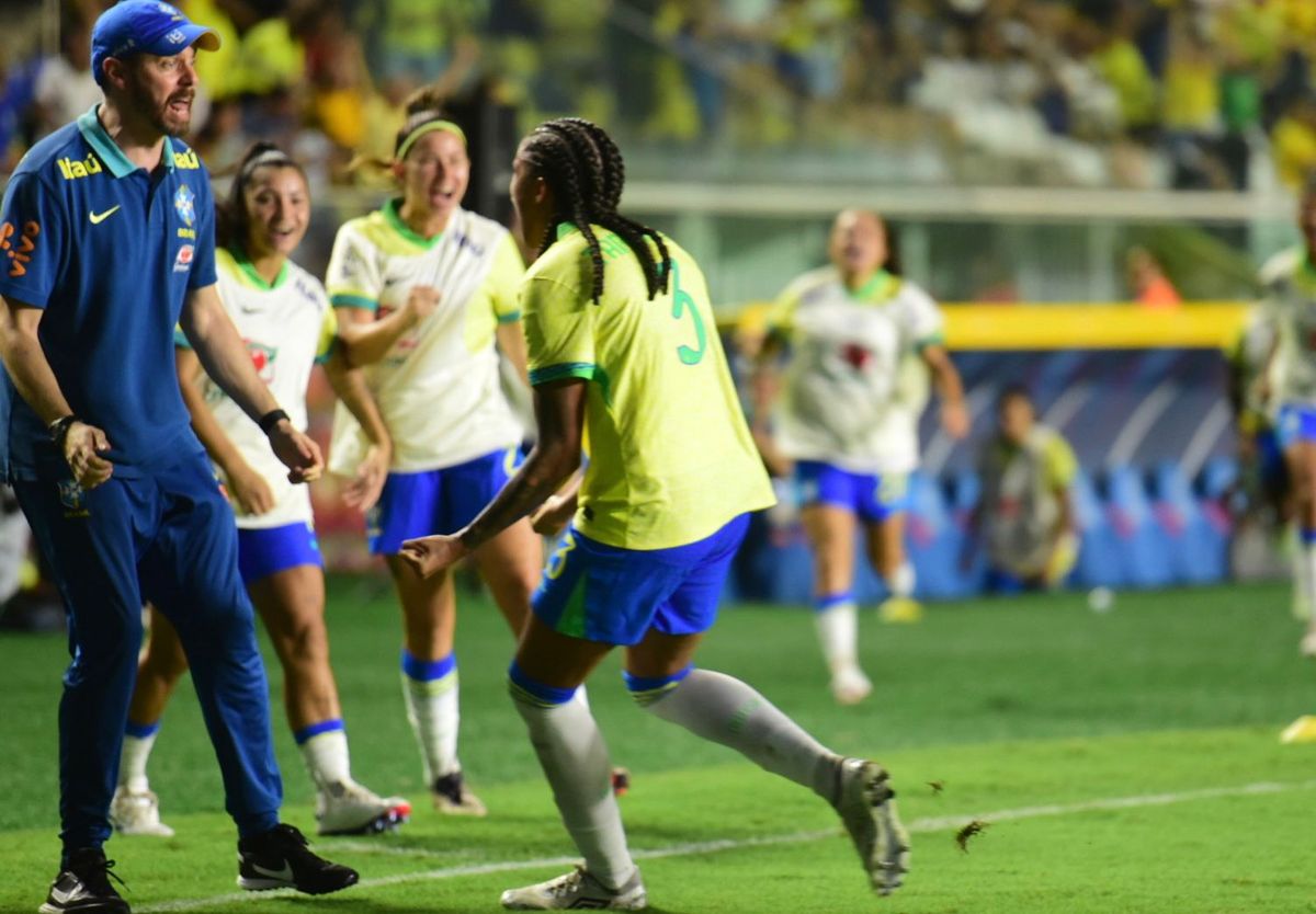 A imagens de Brasil e Colômbia no empate no Kleber Andrade por Carlos Alberto Silva