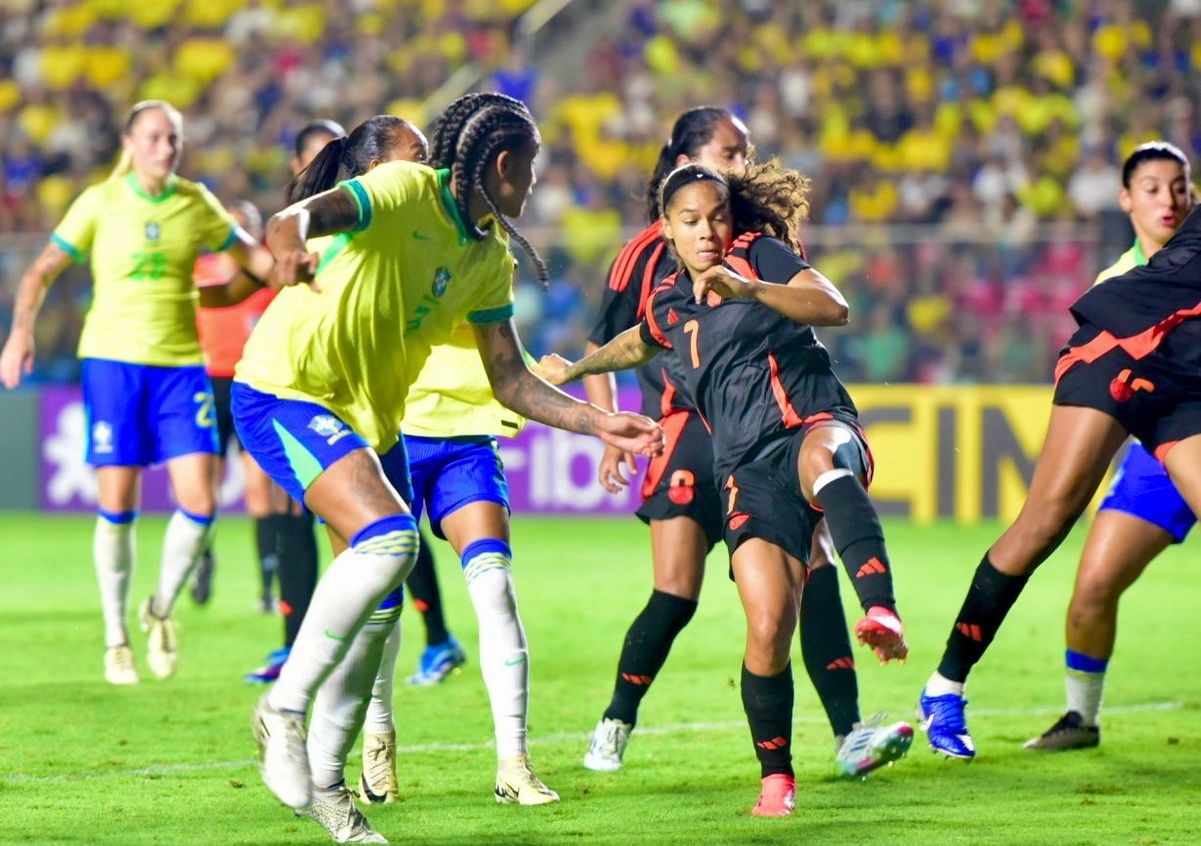 A imagens de Brasil e Colômbia no empate no Kleber Andrade por Carlos Alberto Silva